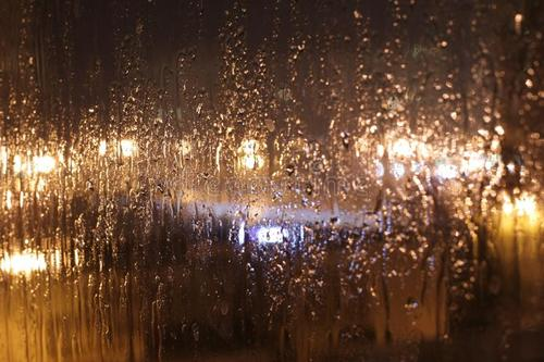 夜晚窗外下雨抒发心情的说说 夜晚听雨的心情说说