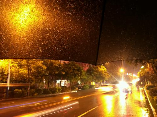 夜深了下雨了的心情说说 深夜下雨天的心情说说