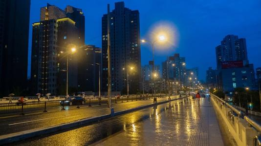 风雨交加的夜晚说说心情短语 半夜雨的说说